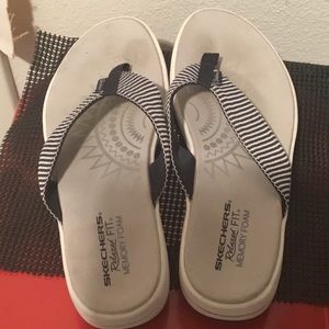 Skechers Shoes - β₯οΈ Sketchers flip flop Sz.10 Skechers Shoes - β₯οΈ Sketchers flip flop Sz.10